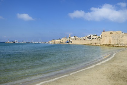 Israel, district Nord, Galilée, Acre (Akko), vieille ville, classée Patrimoine Mondial de l'UNESCO, le port, les remparts et la plage