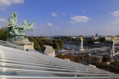 France, Paris (75), le Grand Palais, les quadriges de Récipon dominent la Seine et le pont des Invalides