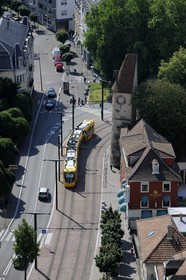 France, Haut-Rhin (68), Mulhouse, tramway devant la tour du Bollwerk