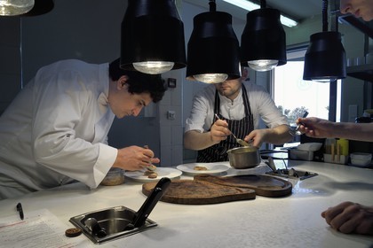 France, Alpes-Maritimes (06), Menton, Restaurant Le Mirazur, le Chef doublement étoilé Michelin Mauro Colagreco dans sa cuisine