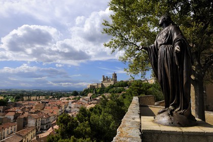 France, Hérault (34), Béziers, la cathédrale Saint-Nazaire depuis le parc de l'église Saint-Jacques et le massif du Caroux au fond