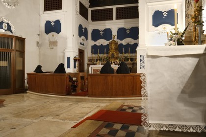 Croatie, Dalmatie, côte dalmate, Trogir, centre historique classé Patrimoine Mondial de l'UNESCO, messe dans l'église du Couvent bénédictin St Nicolas