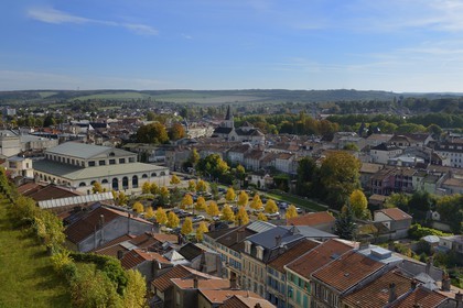 France, Meuse (55), Verdun, le marché couvert à gauche et l'église Saint Sauveur au centre