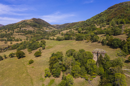 France, Cantal (15), Parc Naturel Régional des Volcans d’Auvergne, Brezons, donjon du château de la Boyle du XVe siècle dans la vallée de Brezons et le col de la Griffoul en arrière plan (vue aérienne)