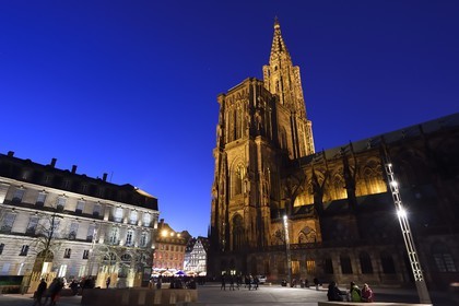 France, Bas-Rhin (67), Strasbourg, vieille ville classée au Patrimoine Mondial de l'UNESCO, place du Château, la Cathédrale Notre Dame