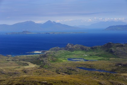 Royaume-Uni, Ecosse, Highland, Hébrides intérieures, presqu'ile de Ardnamurchan face à l'Ile de Mull, ferme isolée au petit Loch Grigadale, Ile de Eigg en arrière plan et Ile de Skye à l'horizon (vue aérienne)