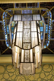 France, Marne (51), Reims, la bibliothèque Carnegie de style Art Nouveau, le lustre du grand hall d'entrée fut dessiné par le maître verrier rémois Jacques Simon