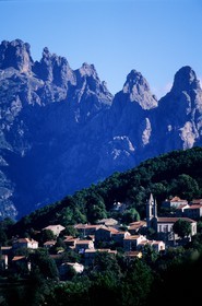 France, Corse-du-Sud (2A), Alta Rocca, le village de Zonza, en contrebas des aiguilles de Bavella