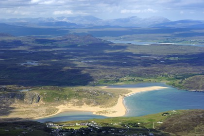 Royaume-Uni, Ecosse, North West Highlands, Torrisdale Bay à l'embouchure de la rivière Naver encadré par les villages de Torrisdale et Bettyhill sur la côte nord des Highlands (vue aérienne)