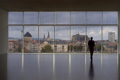 France, Moselle (57), Metz, quartier de l'Amphithéâtre, le Centre Pompidou-Metz, centre d'art conçus par les architectes Shigeru Ban et Jean de Gastines, vue sur Metz depuis la Galerie 3