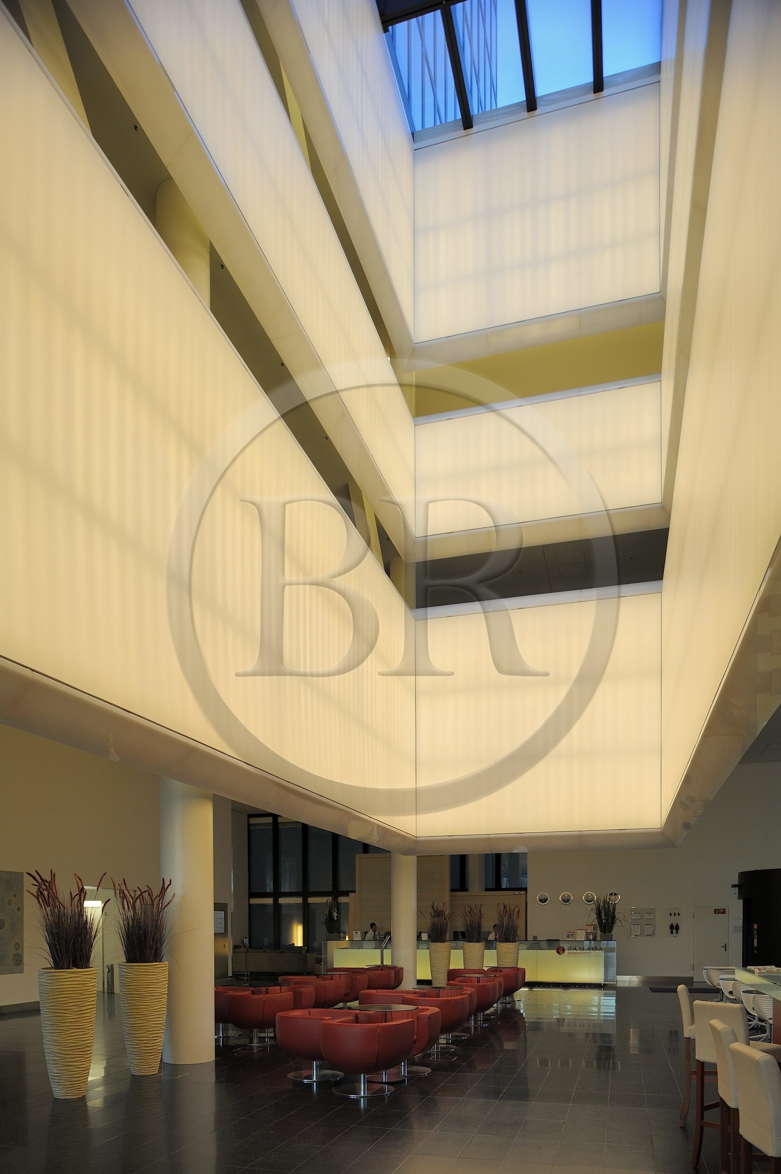 Suisse, Bâle, la tour de la foire Messerturm sur le Messerplatz, tour la plus haute de Suisse, Ramada Plazza Hotel