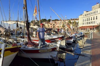 France, Var (83), Sanary-sur-Mer, barques traditionnelles de peche appelées pointus sur le port