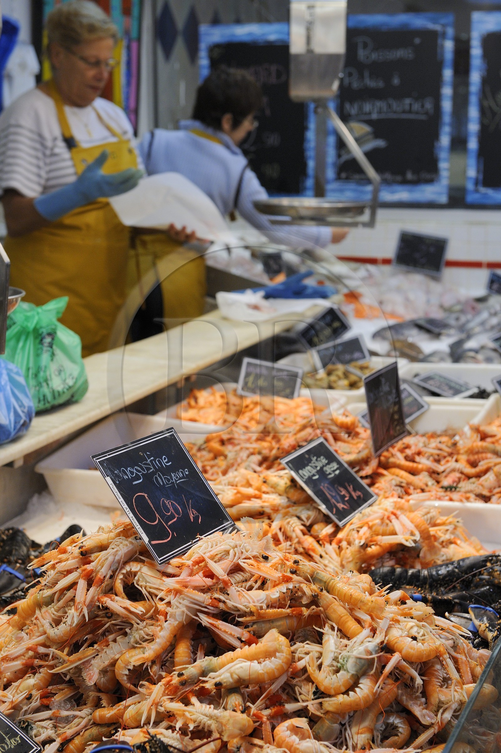 France, Loire-Atlantique (44), Nantes, marché de Talensac, étal du poissonnier, langoustines