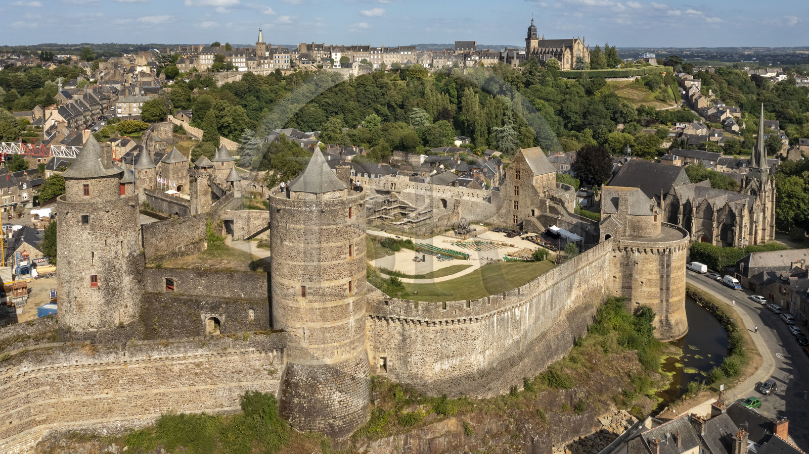 France, Ille-et-Vilaine (35), Fougères, le château-fort du XIIe siècle et l'église Saint-Sulpice, l'église Saint-Léonard en arrière plan (vue aérienne)