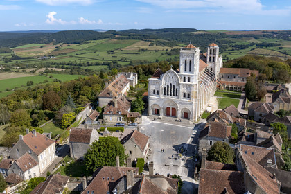 France, Yonne (89), parc naturel régional du Morvan, Vézelay, classé au Patrimoine Mondial de l'UNESCO, labellisé Les Plus Beaux Villages de France, point de départ de l'une des principales voies de pèlerinage de Saint-Jacques-de-Compostelle, la colline et la basilique Sainte-Marie-Madeleine (vue aérienne)