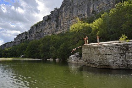 France, Ardèche (07), Ruoms, la rivière Ardèche dans les défilés de Ruoms à Pradons