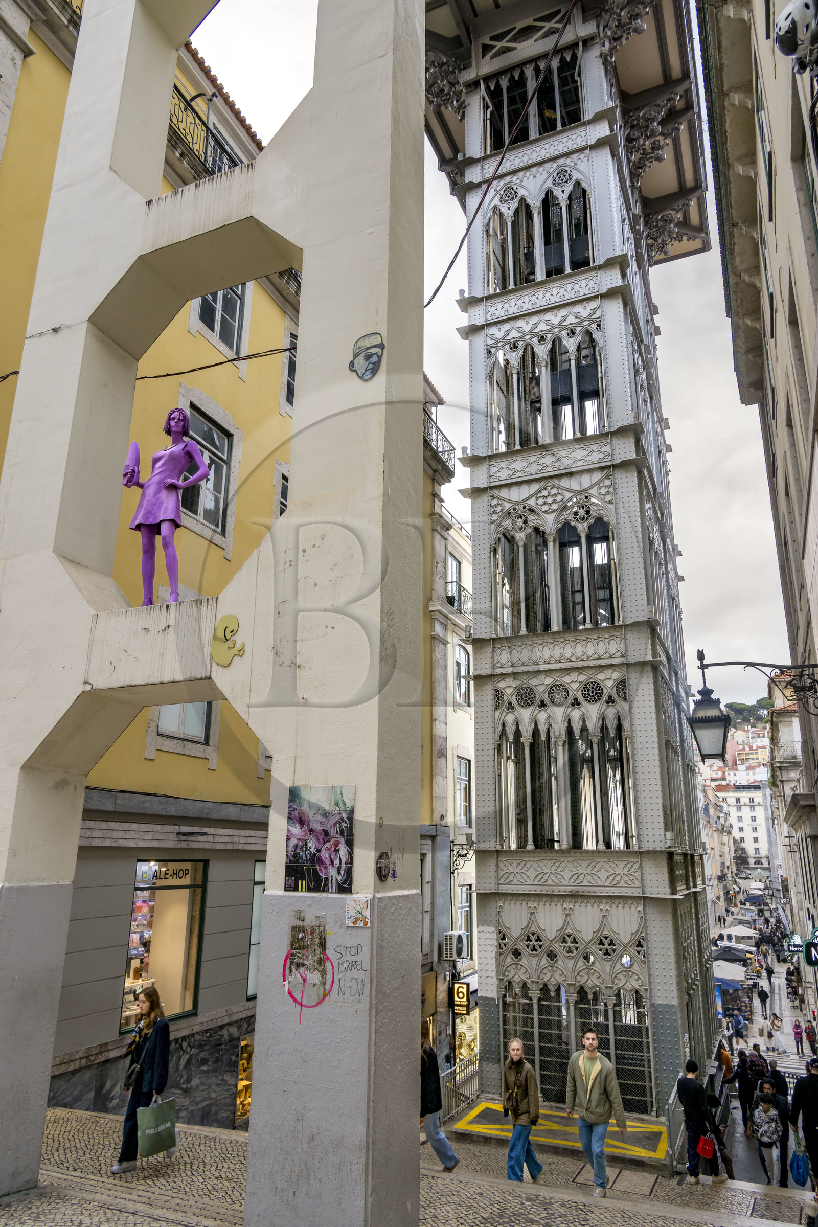 Portugal, Lisbonne, quartier de Baixa pombalin, elevador de Santa Justa, tour métallique avec ascensceur en style néogothique, construit en 1902 par Raoul Mesnier du Ponsard, étudiant de Gustave Eiffel