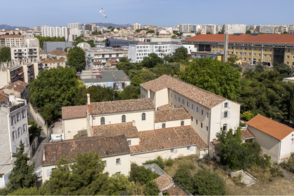 France, Bouches-du-Rhône (13), Marseille, Le Couvent, tiers-lieu, un grand jardin rue Levat mais aussi un lieu culturel hybride avec sa cité d’artistes, des expositions, des concerts ou encore des projets ouverts au voisinage (vue aérienne)
