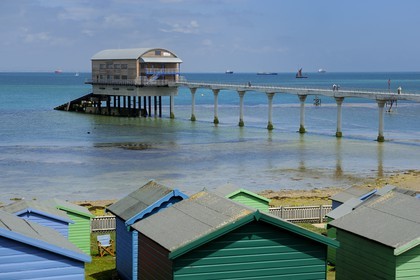 Royaume-Uni, Angleterre, Hampshire, Ile de Wight, Bembridge et sa station de sauvetage en mer derrière les cabannes de plages