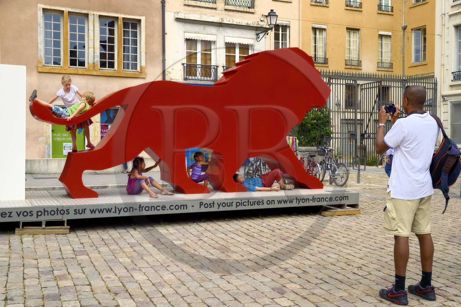 France, Rhône (69), Lyon, site historique classé Patrimoine Mondial de l'UNESCO, Vieux Lyon, place Saint Jean dominée par la basilique Notre-Dame de Fourvière, label de communication de l'aglomeration Onlylyon