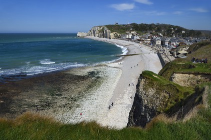 France, Seine-Maritime (76), Pays de Caux, Côte d'Albâtre, Etretat, la plage et la falaise d'Amont surplombé par l'église Notre-Dame-de-la-Garde