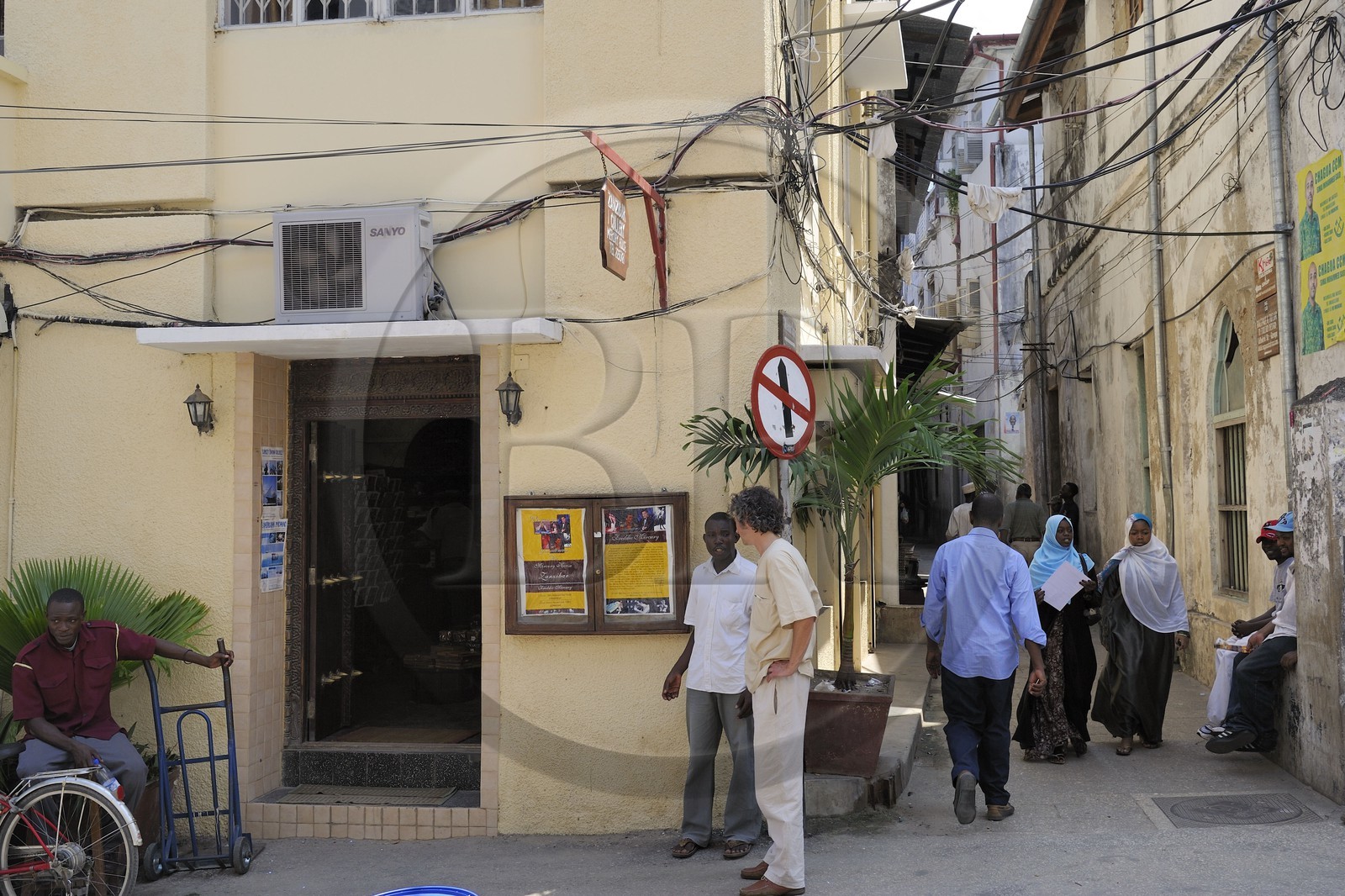 Tanzanie, archipel de Zanzibar, île de Unguja (Zanzibar), ville de Zanzibar, quartier Stone Town, classé Patrimoine Mondial de l' UNESCO, la rue principale Shangani street, la maison natale de Farok Bulsara alias Freddie Mercury