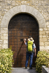 France, Vaucluse (84), Dentelles de Montmirail, le village perché de Crestet et la porte de son chateau du IXe siècle