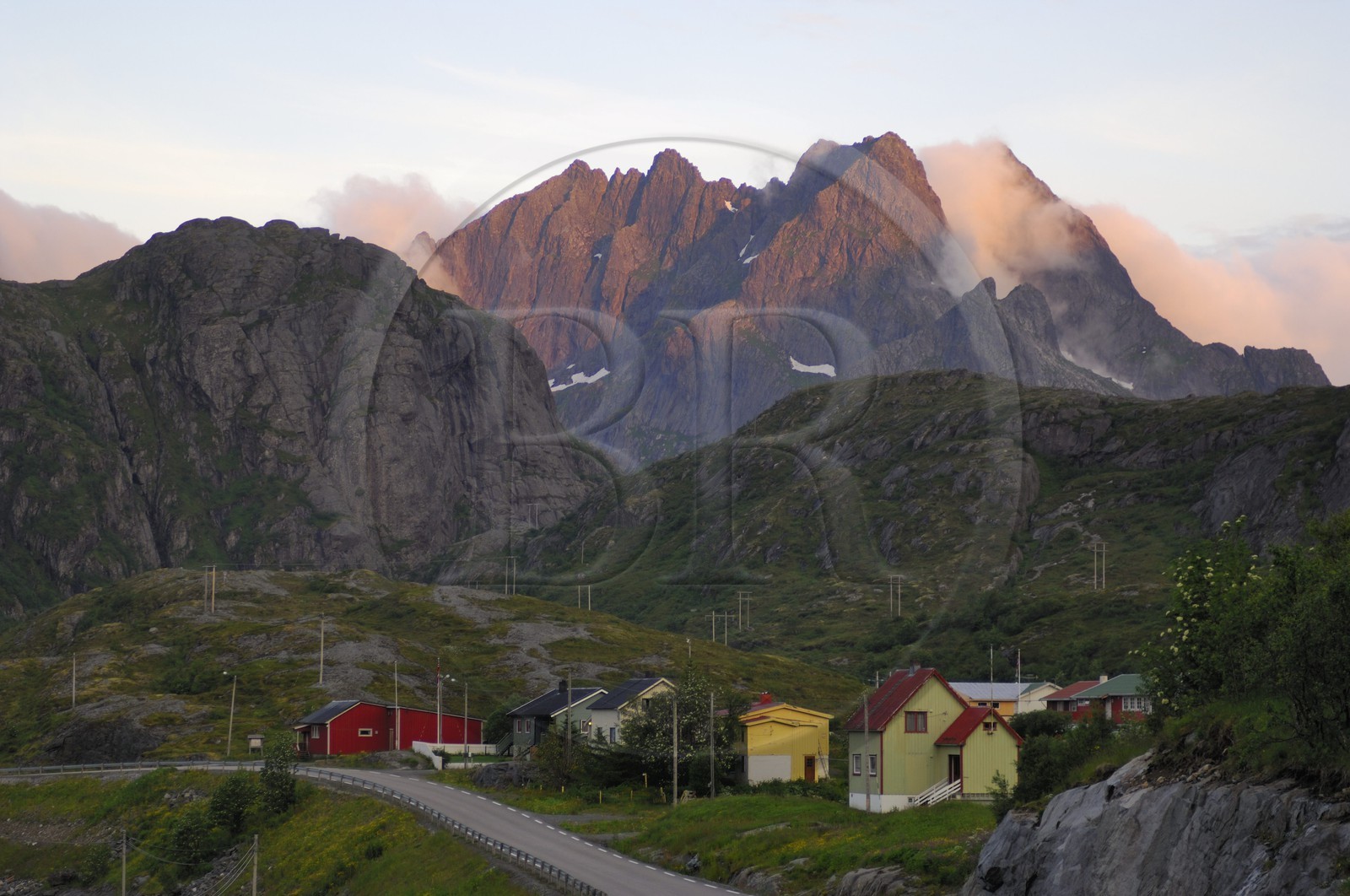 Norvège, Nordland, Iles Lofoten, Ile de Moskenes, les montanges sous le soleil de minuit