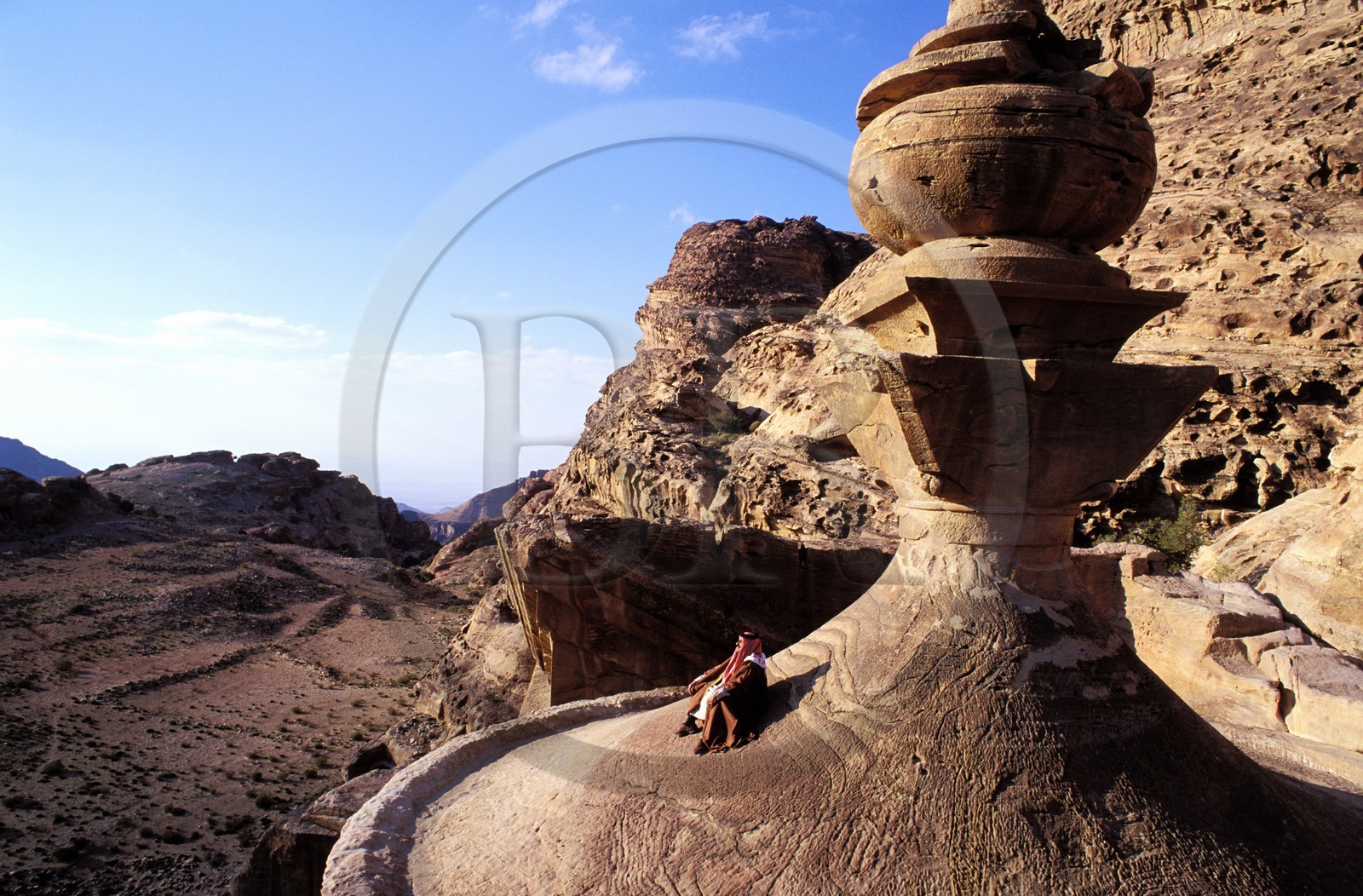 Jordanie, site archéologique de Petra, un bédouin en haut du monastère d' Ed Deir