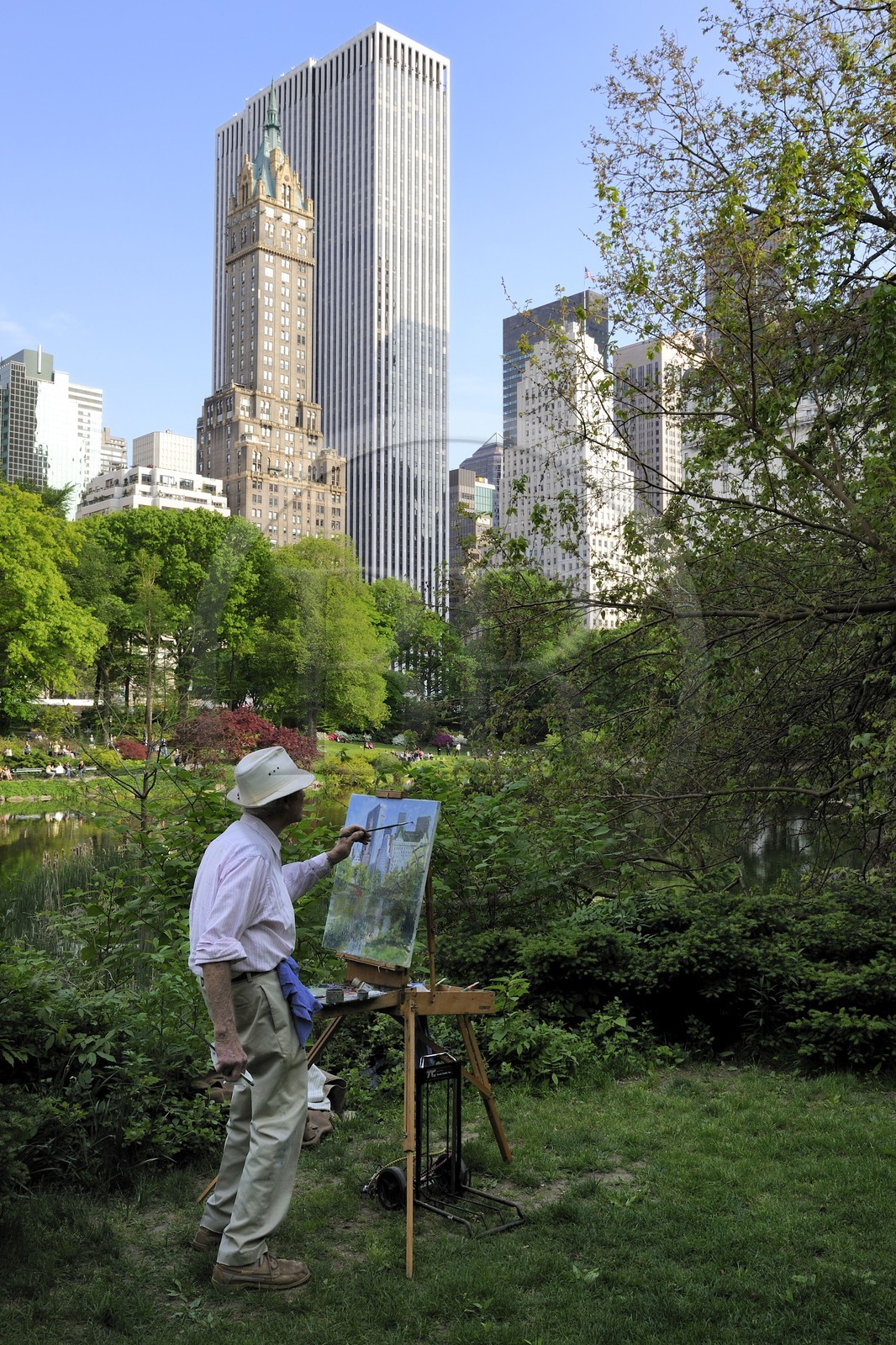 Etats-Unis, New York, Manhattan, Central Park, artiste peintre en action derrière the Pond