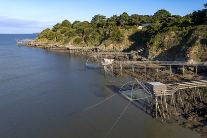 France, Loire-Atlantique (44), Baie de Bourgneuf, Pornic, cabanes de pêche traditionnelle au carrelet en bordure de la plage de Crêve-coeur à La Bernerie-en-Retz (vue aérienne)