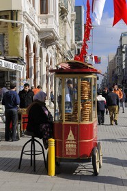 Turquie, Istanbul, quartier de Beyoglu, vendeuse de simit (petits pains turcs) dans la grande artère Istiklal Caddesi de la ville européenne