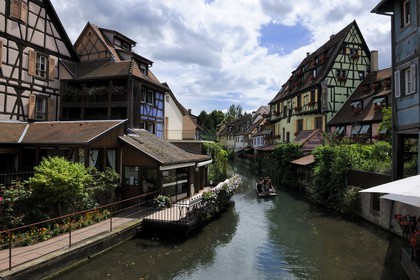 France, Haut-Rhin (68), Colmar, la petite Venise, quartier de la Krutenau arrosé par la rivière Lauch, promenade en barque à fond plat