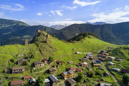 Géorgie, Kakheti, region de Touchétie, Omalo, la forteresse de Keselo à Zemo (haut) Omalo a servi de refuge aux habitants en temps de guerre, tours fortifiées médiévales (vue aérienne)