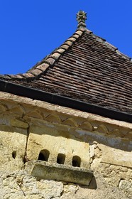 France, Dordogne (24), Périgord Pourpre, la Bastide de Molières, pigeonnier sur la facade d'une maison de la place de la bastide
