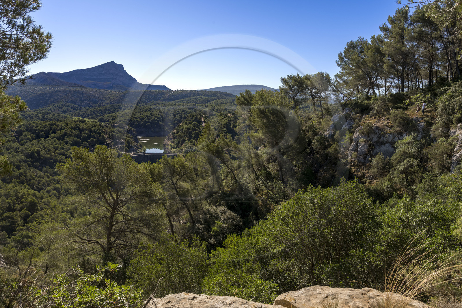 France, Bouches-du-Rhône (13), Aix en Provence, randonneurs sur le plateau de Bibemus, le barrage Zola (Cézanne y a peint la série des Baigneurs) et la montagne Sainte Victoire en arrière plan