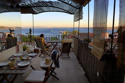 Portugal, Lisbonne, quartier du Chiado, terrasse avec vue sur la rive sud du Tage