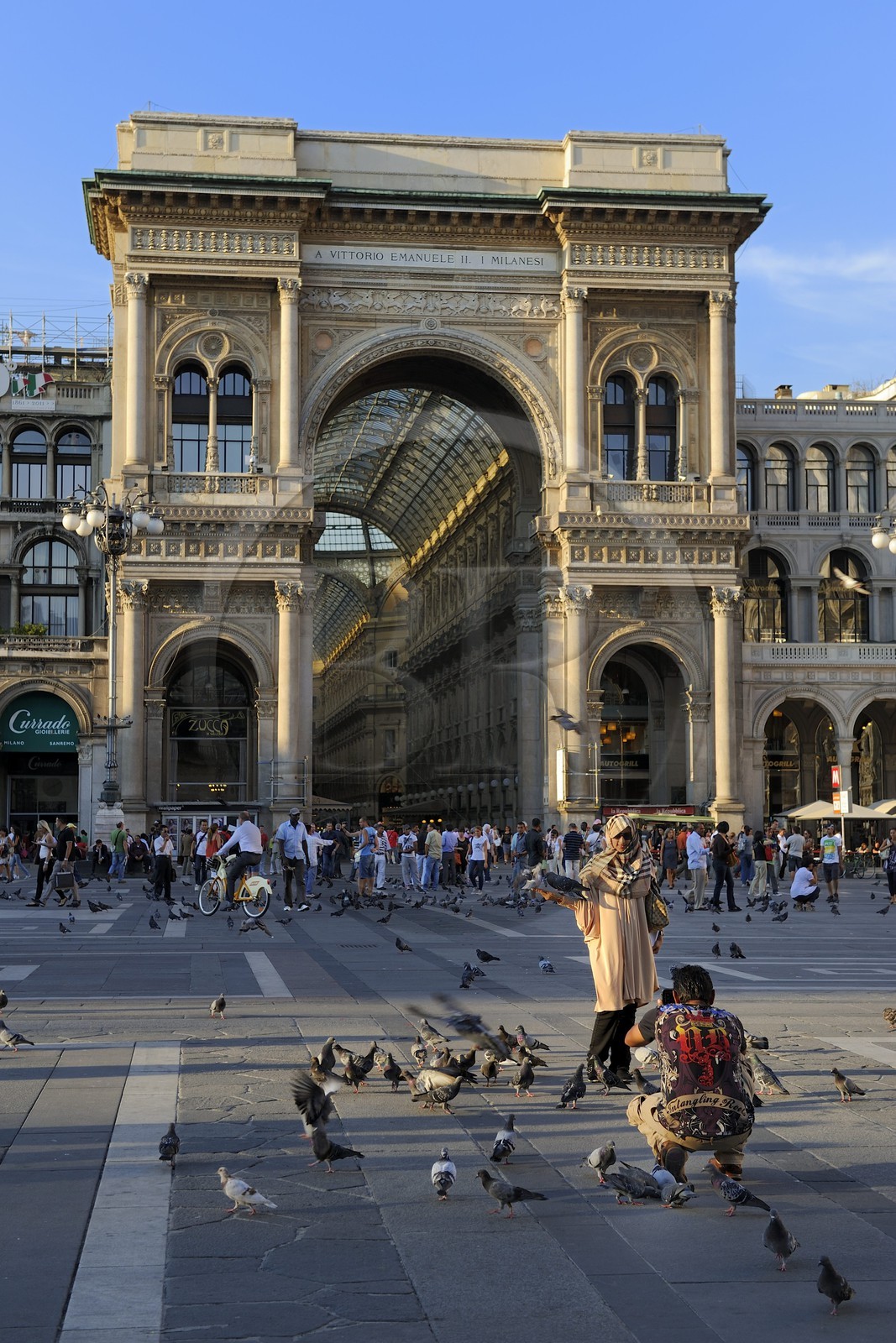 Italie, Lombardie, Milan, Piazza del Duomo et l'entrée de la galerie Vittorio Emanuele II, galerie commerçante construite au XIXe siècle par Giuseppe Mengoni