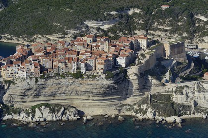 France, Corse-du-Sud (2A), Bonifacio, les falaises calcaires, la citadelle et la vieille ville (vue aérienne)