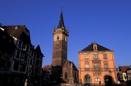 France, Bas-Rhin (67), Obernai, place du marché (l'Hôtel de ville et la tour de la chapelle)