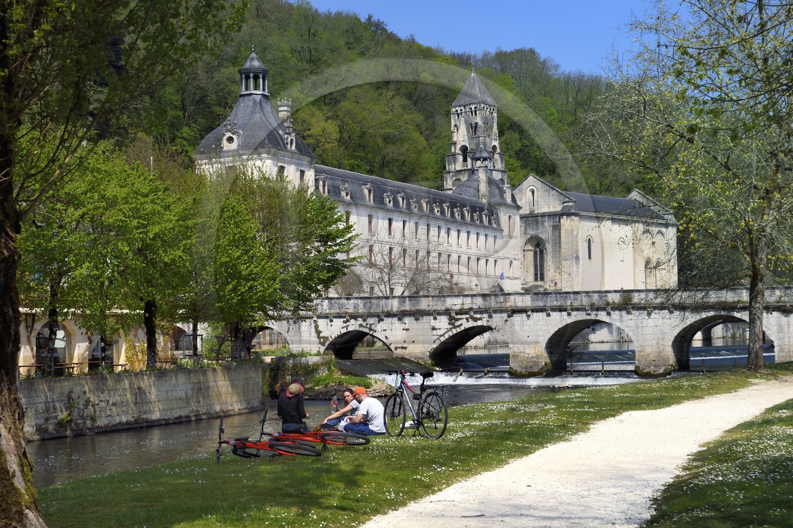 France, Dordogne (24), Brantôme, cyclistes faisant un pique nique dans le jardin au moines de l'abbaye bénédictine Saint-Pierre de Brantôme  en bordure de la Dronne