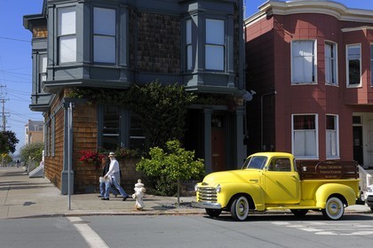 Etats-Unis, Californie, San Francisco, vieille camionette Chevrolet restorée dans le quartier de Noe Valley