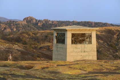 Zimbabwe, province de Matabeleland méridional, Matobo ou Matopos Hills National Park, classé Patrimoine Mondial de l'UNESCO, formations rocheuses sur la colline de Malindidzimu (demeure des esprits bienveillants) au sommet de View of the World où est enterré Cecil Rhodes, the Shangani River Memorial pays tribute to Allan Wilson and his soldiers who were wiped out by General Mtjaan and his 30,000 Ndebele warriors when attempting to take over the territory
