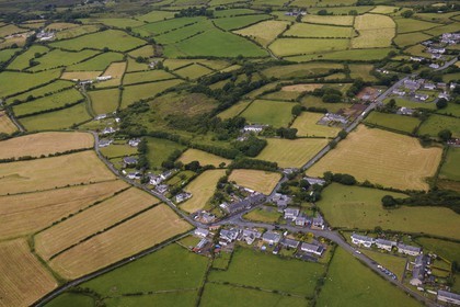 Royaume-Uni, Angleterre, Pays de Galles, Anglesey, le village de Llandbedrgoch vers Benllech sur la côte nord (vue aérienne)