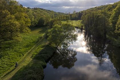 France, Vendée (85), Saint-Aubin-des-Ormeaux, randonnée cycliste dans la vallée de la Sèvre Nantaise (vue aérienne)