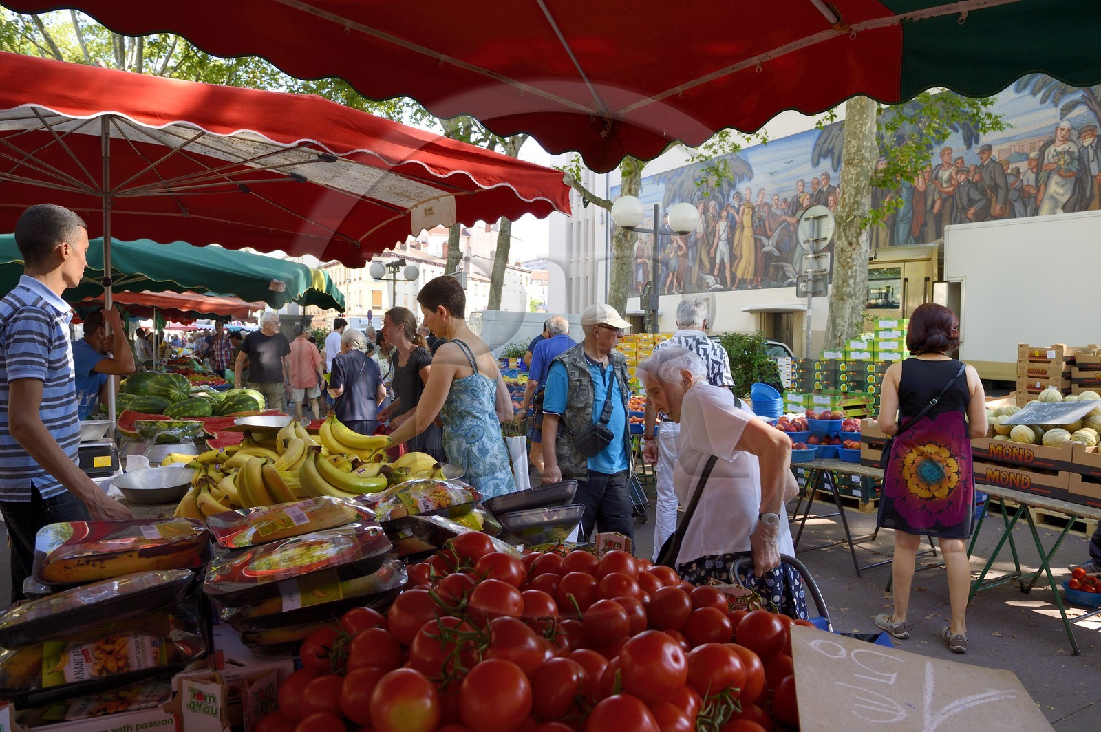 France, Rhône (69), Lyon, fresque sur la façade ouest de la Bourse du Travail sur la place Guichard, jour de marché