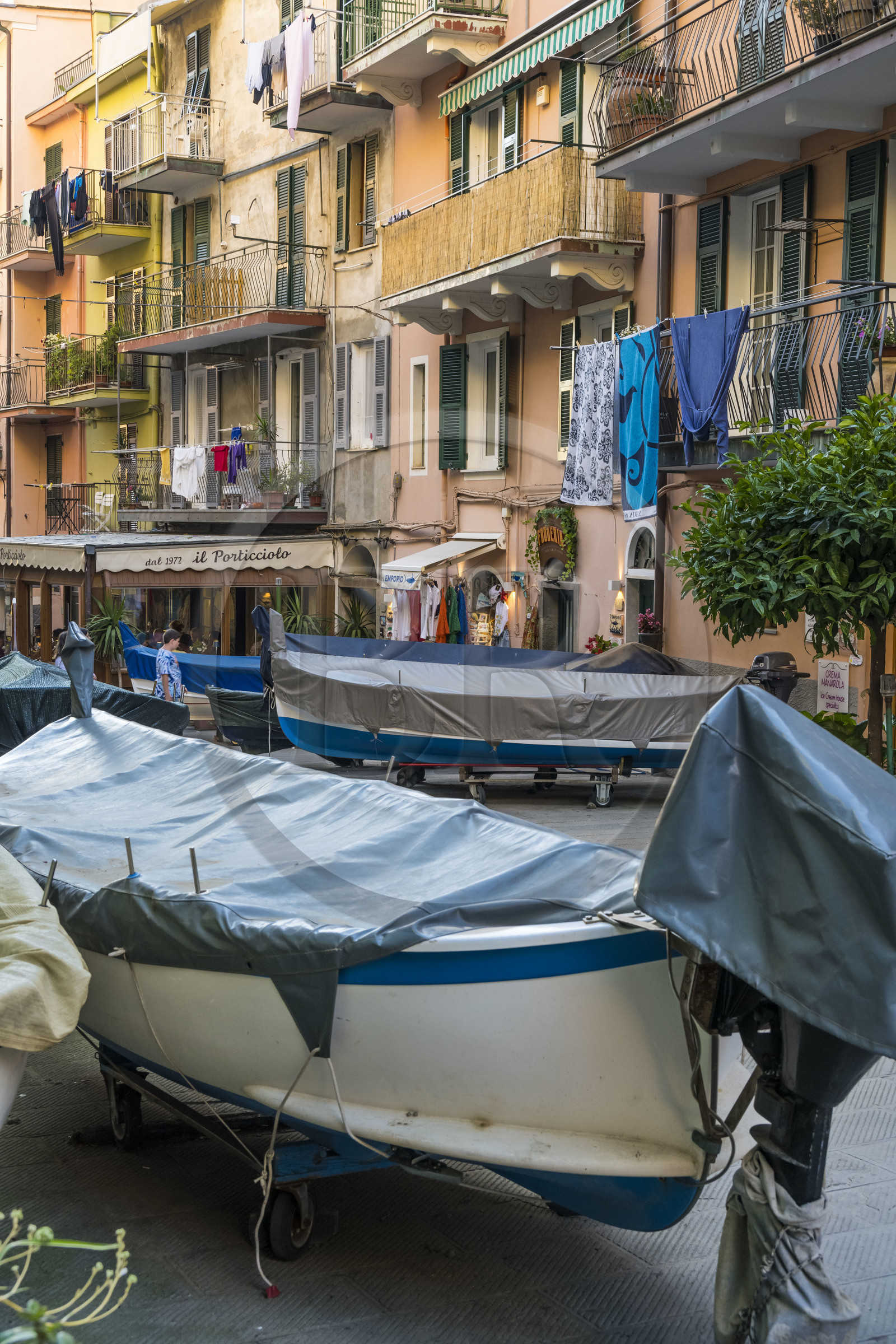 Italie, Ligurie, Cinque Terre, parc national des Cinque Terre classé Patrimoine Mondial de l'UNESCO, village de Manarola, les barques de pêche sont montées jusqu'à la rue principale par manque d'espace libre
