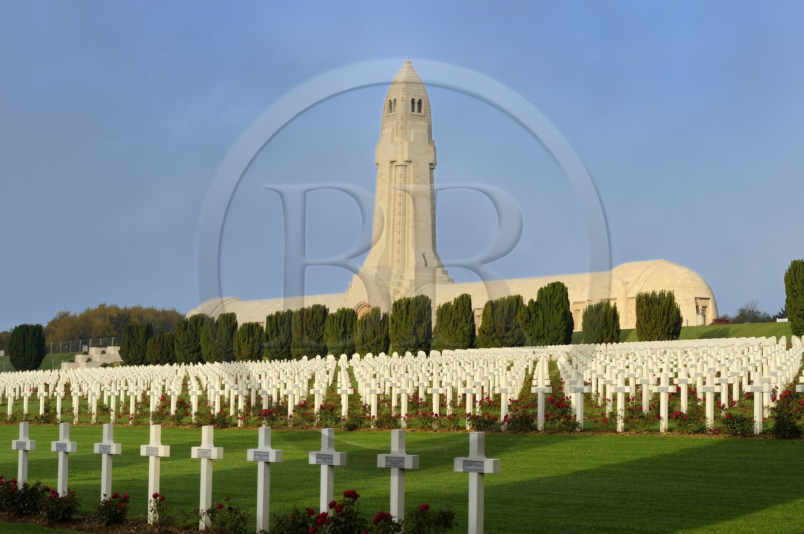 France, Meuse (55), Douaumont, bataille de Verdun, ossuaire de Douaumont, tombes de soldats alignées devant la tour surplombant la nécropole nationale
