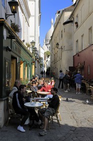 France, Paris (75), la Butte Montmartre, terrasses de café rue Saint-Rustique et la basilique du Sacré-Coeur