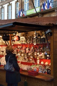 France, Bas-Rhin (67), Strasbourg, vieille ville classée Patrimoine Mondial de l'UNESCO, marché de Noël (Christkindelsmarik) de la place Broglie, l'ancien Hotel de ville en arrière plan